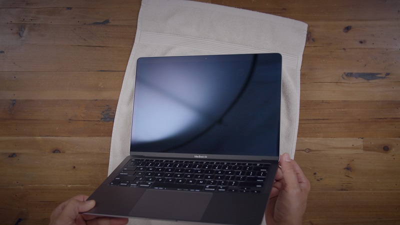 How to clean MacBook screen
